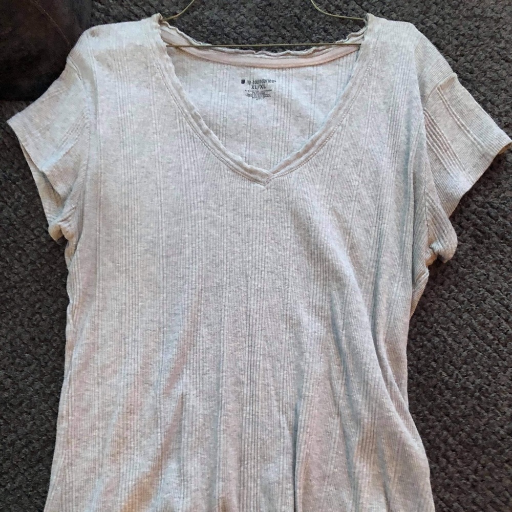Short sleeve grey v- neck no boundaries top